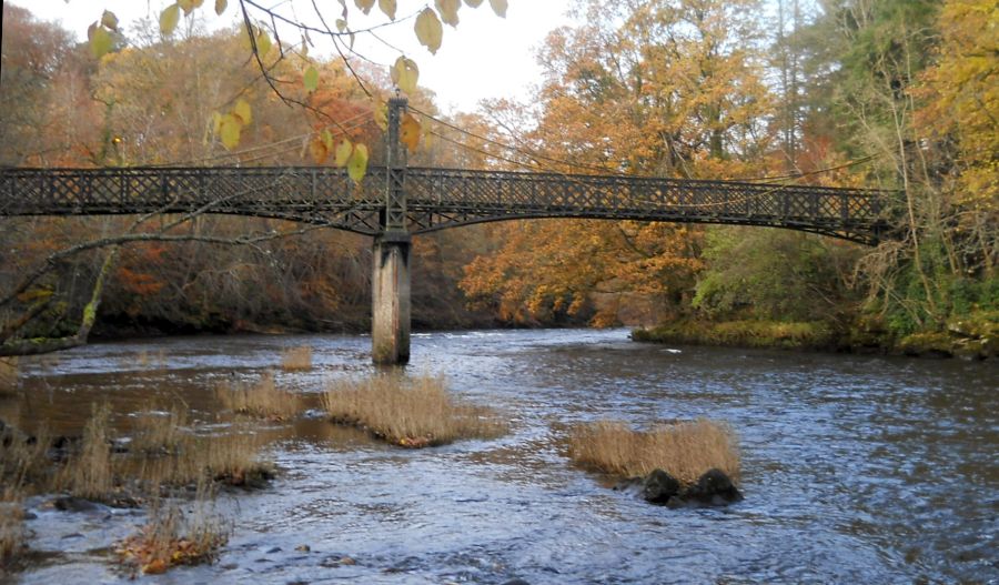 Suspension, pedestrian bridge over the River Clyde at Crossford Village